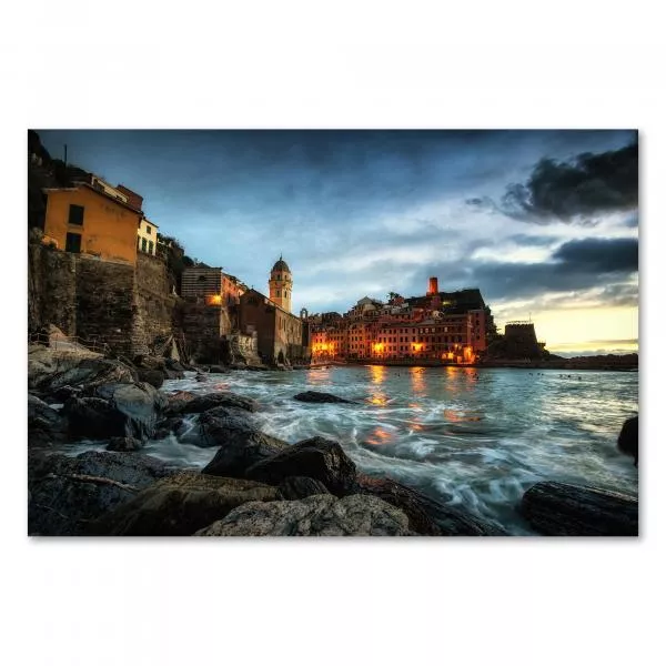 Vernazza (Cinque Terre, Italien) bei Nacht - beleuchtete Häuser spiegeln sich im Wasser. Vernazza (Cinque Terre, Italien) bei Nacht - beleuchtete Häuser spiegeln sich im Wasser.