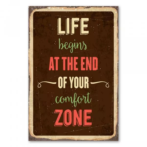 Braunes Vintage-Schild mit dem Spruch: "Das Leben beginnt am Ende deiner Komfortzone." Braunes Vintage-Schild mit dem Spruch: "Das Leben beginnt am Ende deiner Komfortzone."