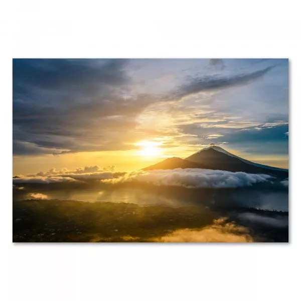Ein atemberaubender Sonnenaufgang taucht die Landschaft in ein goldenes Licht. Im Hintergrund ragt ein Vulkan majestätisch empor. Die umliegenden Wolken verstärken die magische Atmosphäre. Ein atemberaubender Sonnenaufgang taucht die Landschaft in ein goldenes Licht. Im Hintergrund ragt ein Vulkan majestätisch empor. Die umliegenden Wolken verstärken die magische Atmosphäre.
