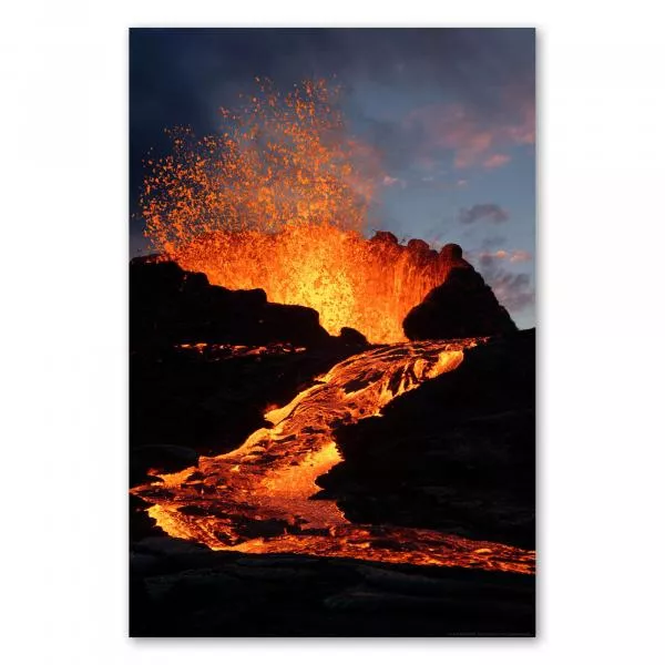 Ein Vulkan bei Dämmerung erzeugt ein Spektakel aus glühender Lava und Funkenregen. Ein Vulkan bei Dämmerung erzeugt ein Spektakel aus glühender Lava und Funkenregen.