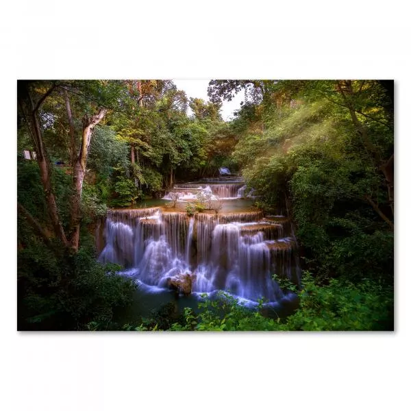 Mehrstufiger Wasserfall im grünen Dschungel, ergießt sich in Becken - magischer Ort. Mehrstufiger Wasserfall im grünen Dschungel, ergießt sich in Becken - magischer Ort.