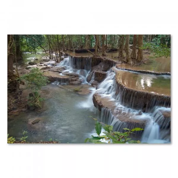 Mehrstufiger Wasserfall mit weichem Wasserfluss, umgeben von üppigem Grün und Bäumen. Mehrstufiger Wasserfall mit weichem Wasserfluss, umgeben von üppigem Grün und Bäumen.
