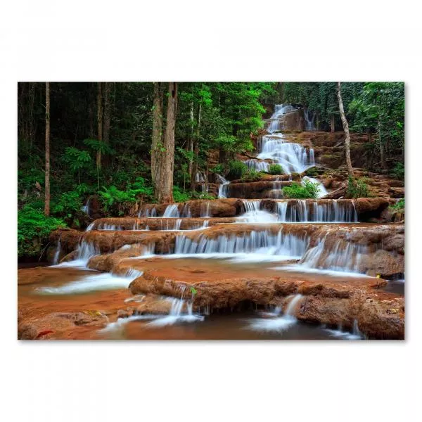 Ein mehrstufiger Wasserfall im grünen Dschungel - ein Ort der Ruhe und Schönheit. Ein mehrstufiger Wasserfall im grünen Dschungel - ein Ort der Ruhe und Schönheit.