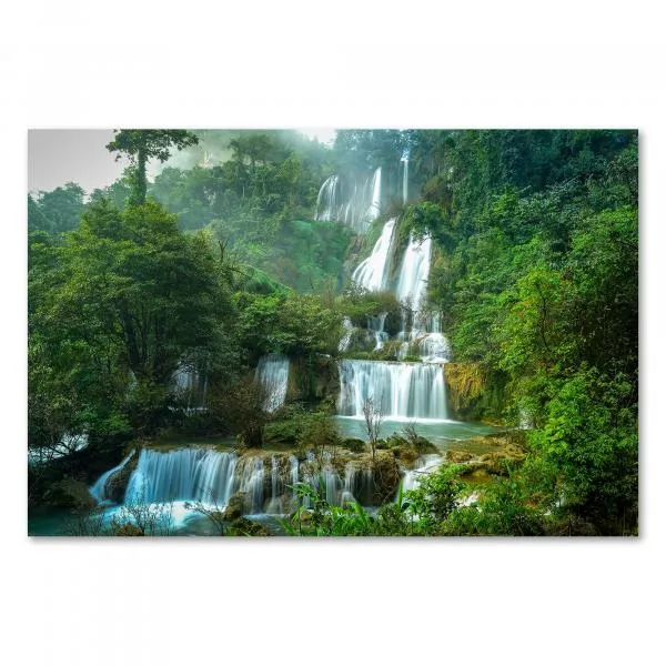 Wasserfall über Felsen, grüner Dschungel, tosendes Wasser, magisch. Wasserfall über Felsen, grüner Dschungel, tosendes Wasser, magisch.