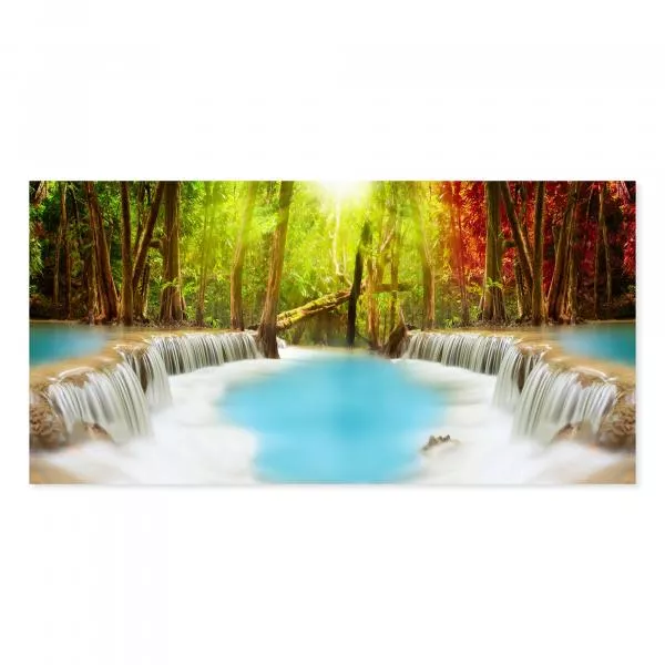 Wasserfall, türkisblaues Wasser, üppiges Grün, rote Blätter, paradiesisch. Wasserfall, türkisblaues Wasser, üppiges Grün, rote Blätter, paradiesisch.