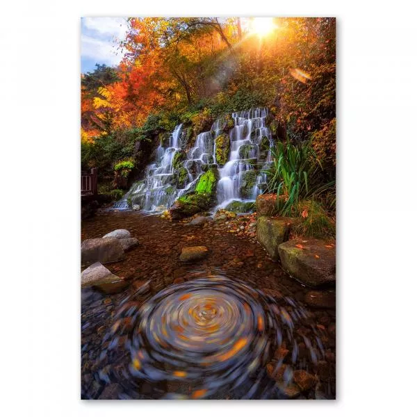 Wasserfall, moosbewachsene Felsen, herbstliche Blätter, Sonnenlicht. Wasserfall, moosbewachsene Felsen, herbstliche Blätter, Sonnenlicht.