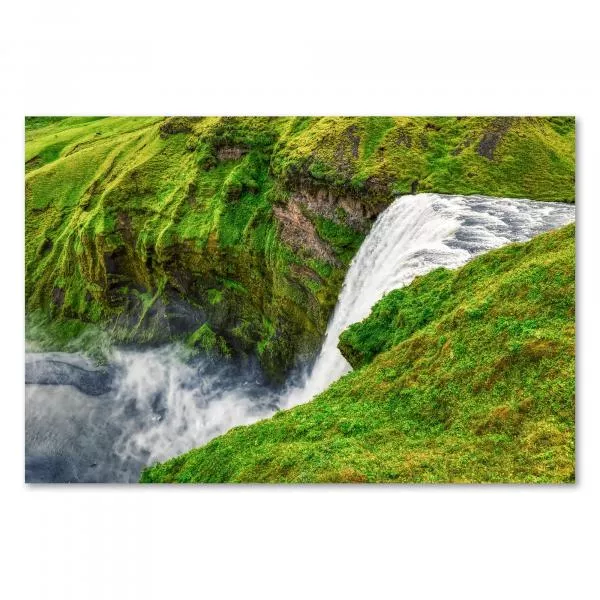 Wasserfall stürzt über moosbewachsene Felsen, Gischt steigt wie Nebel auf. Wasserfall stürzt über moosbewachsene Felsen, Gischt steigt wie Nebel auf.