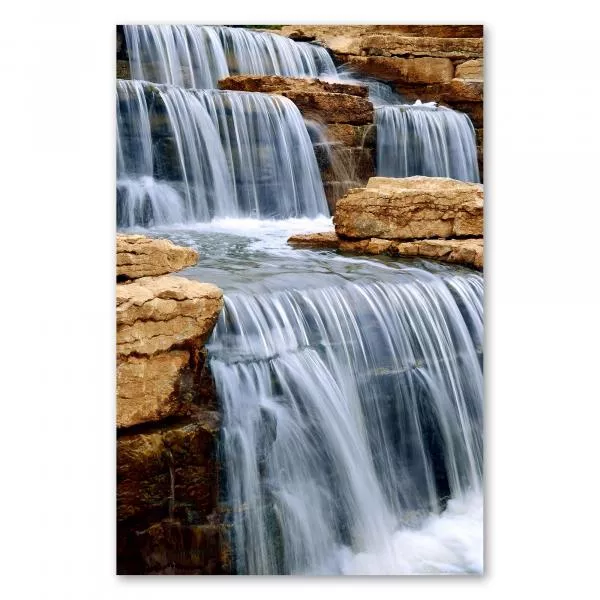 Nahaufnahme eines Wasserfalls zeigt das Wasser in Stufen fallen, Langzeitbelichtung macht Bewegung sichtbar. Nahaufnahme eines Wasserfalls zeigt das Wasser in Stufen fallen, Langzeitbelichtung macht Bewegung sichtbar.