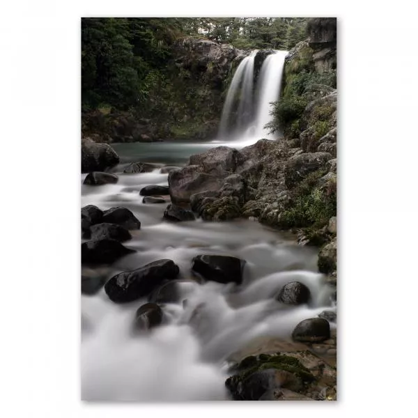 Idyllischer Wasserfall ergießt sich in smaragdgrünen See, umgeben von dichtem Wald, bietet Ruhe und Schönheit. Idyllischer Wasserfall ergießt sich in smaragdgrünen See, umgeben von dichtem Wald, bietet Ruhe und Schönheit.