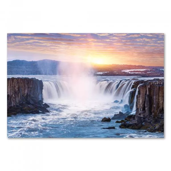 Wasserfall bei Sonnenuntergang, warme Farben, Spiegelung im Wasser, magische Stimmung. Wasserfall bei Sonnenuntergang, warme Farben, Spiegelung im Wasser, magische Stimmung.