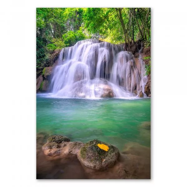 Malerischer Wasserfall, mehrere Stufen, smaragdgrünes Wasserbecken, Vegetation. Malerischer Wasserfall, mehrere Stufen, smaragdgrünes Wasserbecken, Vegetation.