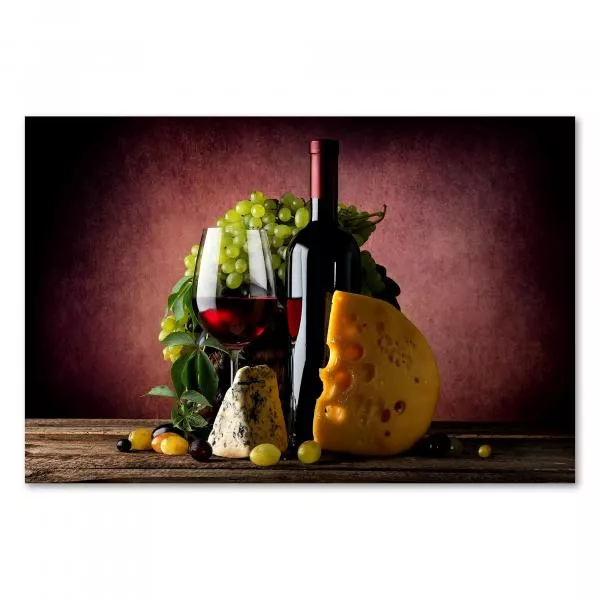 Ein Glas Rotwein, eine Flasche, Trauben, Käse & Brot liegen auf einem rustikalen Holztisch & laden zu einem gemütlichen Abend ein. Ein Glas Rotwein, eine Flasche, Trauben, Käse & Brot liegen auf einem rustikalen Holztisch & laden zu einem gemütlichen Abend ein.