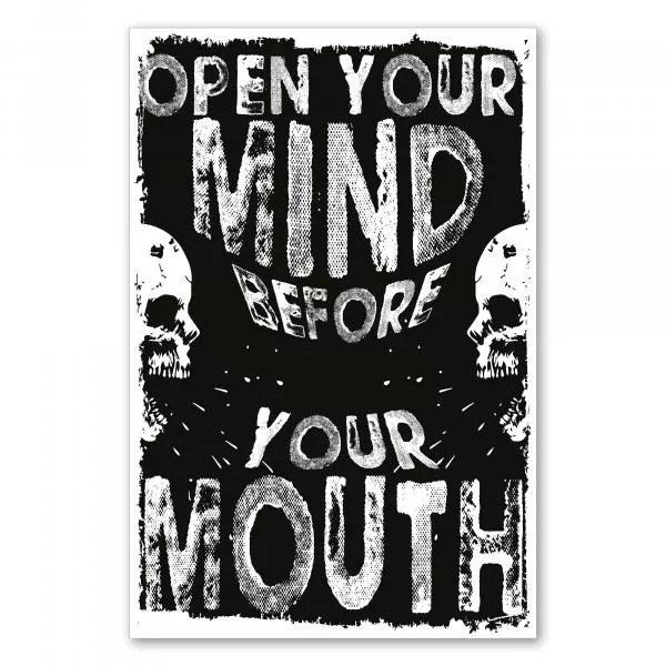 "Open your mind before your mouth", umrahmt von zwei Totenköpfen - Appell an Besonnenheit. "Open your mind before your mouth", umrahmt von zwei Totenköpfen - Appell an Besonnenheit.