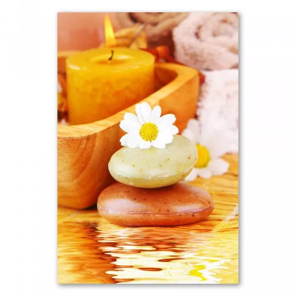 Massagesteine, Kamillenblüte, Duftkerze, Handtücher, Wellness-Atmosphäre. Massagesteine, Kamillenblüte, Duftkerze, Handtücher, Wellness-Atmosphäre.