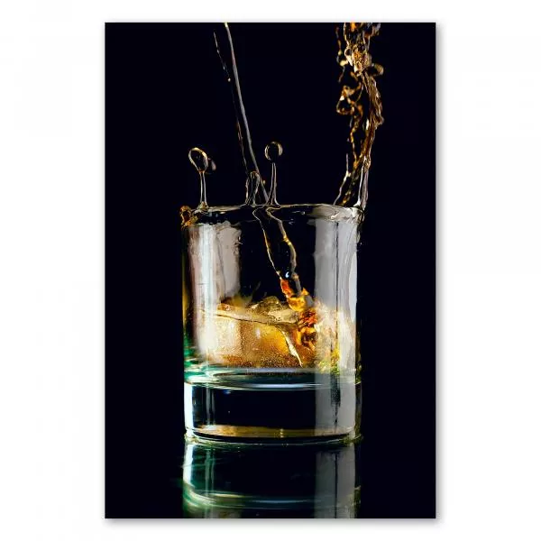 Whiskey wird über Eiswürfel in Glas gefüllt, edler Tropfen, dynamische Bewegung. Whiskey wird über Eiswürfel in Glas gefüllt, edler Tropfen, dynamische Bewegung.