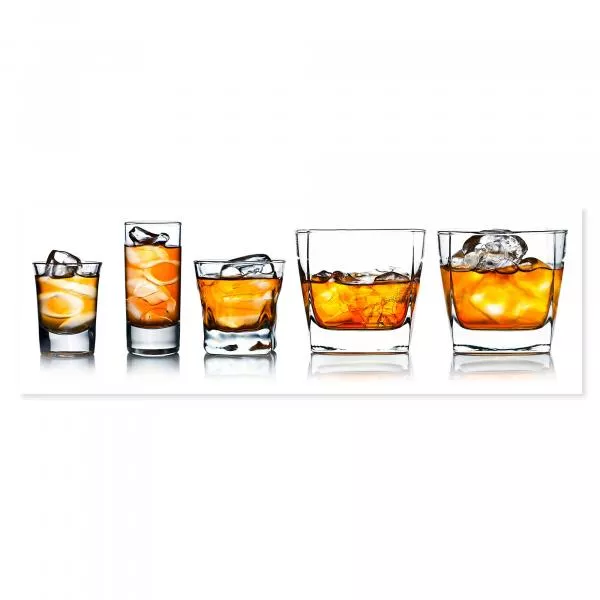 Fünf Gläser mit Whiskey & Eis zeigen die Vielfalt an Genuss & Präsentation. Fünf Gläser mit Whiskey & Eis zeigen die Vielfalt an Genuss & Präsentation.