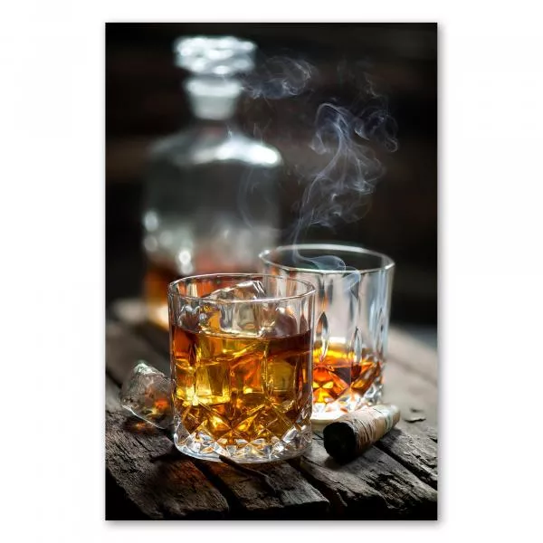 Zwei Whiskeygläser mit Eis, rauchende Zigarre, Whiskeyflasche (unscharf). Zwei Whiskeygläser mit Eis, rauchende Zigarre, Whiskeyflasche (unscharf).