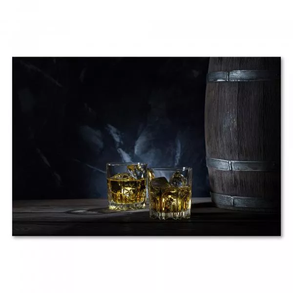 Zwei Gläser Whiskey mit Eiswürfeln auf Holztisch, Eichenfass. Zwei Gläser Whiskey mit Eiswürfeln auf Holztisch, Eichenfass.