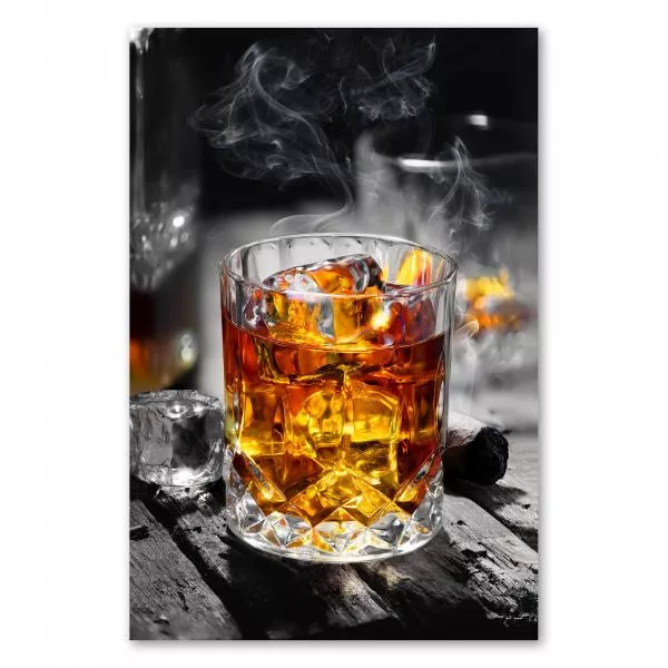 Glas Whisky mit Eiswürfeln, im Hintergrund Rauchschwaden einer Zigarre. Glas Whisky mit Eiswürfeln, im Hintergrund Rauchschwaden einer Zigarre.