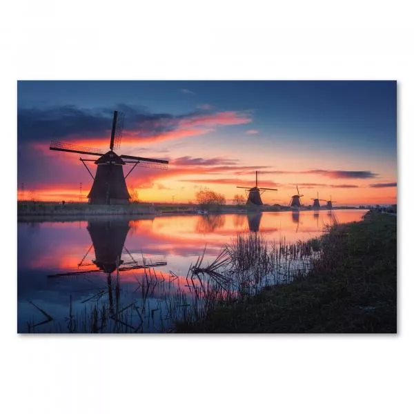 Windmühlen am Kanal, Spiegelung, Sonnenuntergang, warmes Licht. Windmühlen am Kanal, Spiegelung, Sonnenuntergang, warmes Licht.
