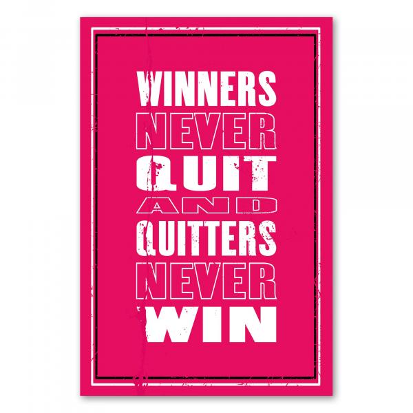 „Winners Never Quit and Quitters Never Win“ – motivierendes Poster, das niemals aufzugeben inspiriert.