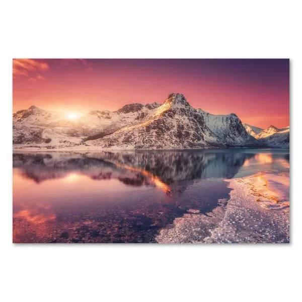 Zugefrorener See, Spiegelung schneebedeckter Berge, Sonnenuntergang, warme Farben. Zugefrorener See, Spiegelung schneebedeckter Berge, Sonnenuntergang, warme Farben.
