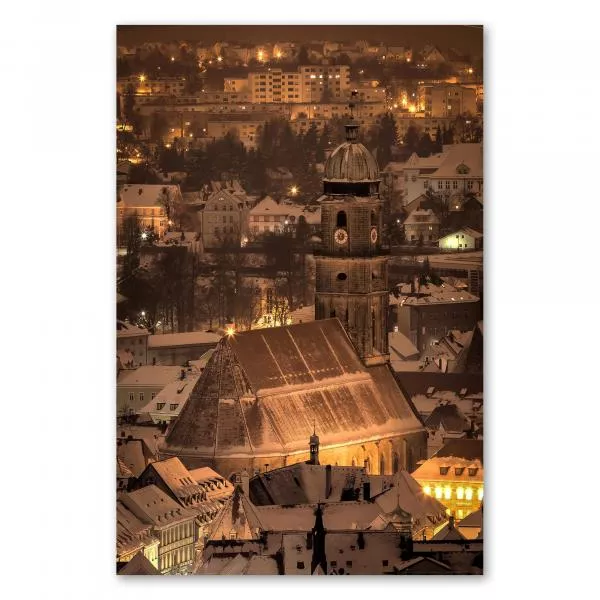 Basilika St. Martin in Amberg im warmen Licht, Schneedecke schläfert umgebende Häuser, nächtliche Ruhe. Basilika St. Martin in Amberg im warmen Licht, Schneedecke schläfert umgebende Häuser, nächtliche Ruhe.