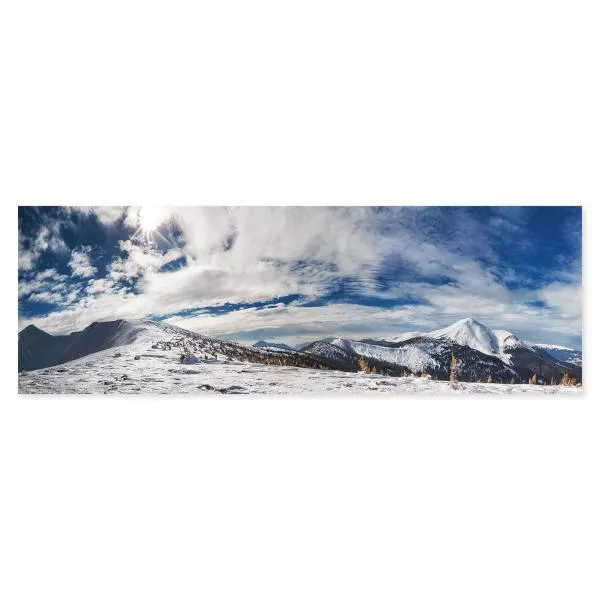 Panorama: Verschneite Berggipfel, blauer Himmel, Sonnenlicht. Panorama: Verschneite Berggipfel, blauer Himmel, Sonnenlicht.