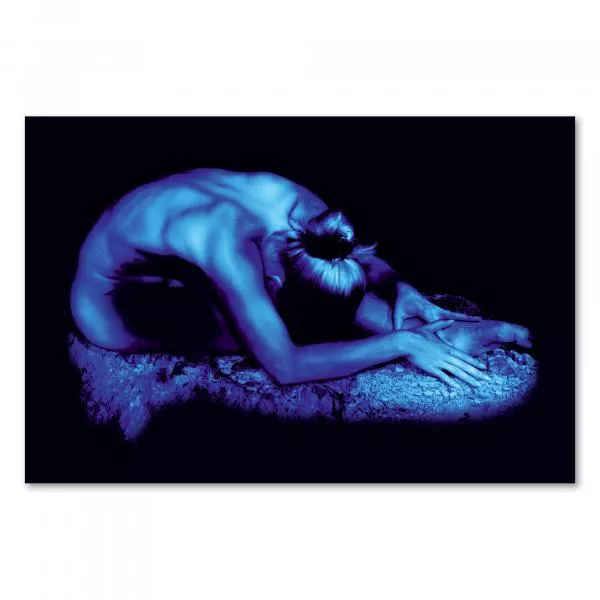 Nackte Frau in sinnlicher Yoga-Position auf Felsen, blaue Beleuchtung, mystisch. Nackte Frau in sinnlicher Yoga-Position auf Felsen, blaue Beleuchtung, mystisch.