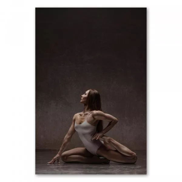 Entspannung und Achtsamkeit: Eine Frau sitzt in einer Yoga-Pose und blickt in die Ferne. Entspannung und Achtsamkeit: Eine Frau sitzt in einer Yoga-Pose und blickt in die Ferne.