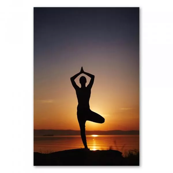 Frau praktiziert Yoga am See bei Sonnenuntergang, genießt Ruhe & Natur. Frau praktiziert Yoga am See bei Sonnenuntergang, genießt Ruhe & Natur.