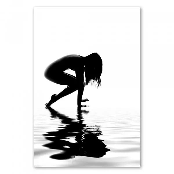 Eine Frau in Schwarz-Weiß-Silhouette während einer Yoga-Übung symbolisiert Ruhe und Naturverbundenheit. Eine Frau in Schwarz-Weiß-Silhouette während einer Yoga-Übung symbolisiert Ruhe und Naturverbundenheit.