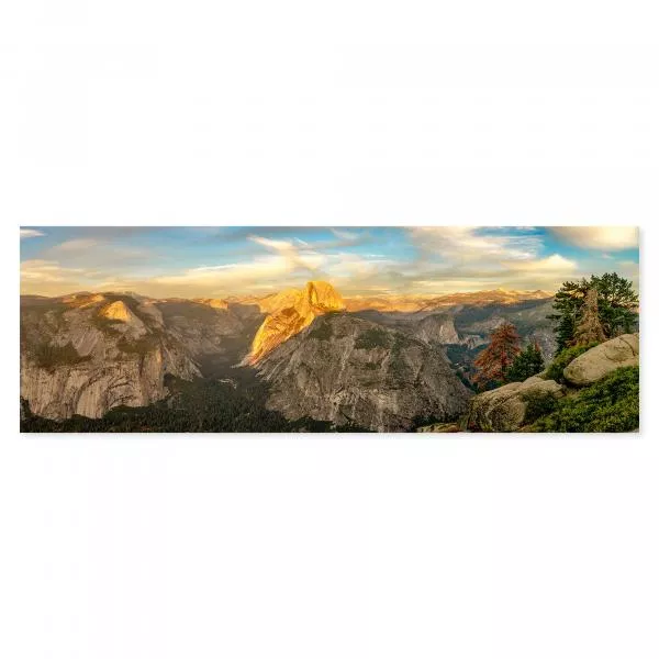 Half Dome (Yosemite), Abendlicht, Panoramablick auf Bergwelt. Half Dome (Yosemite), Abendlicht, Panoramablick auf Bergwelt.