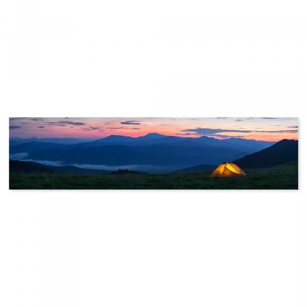 Beleuchtetes Zelt auf Wiese, Blick auf Bergsilhouette im Abendlicht. Beleuchtetes Zelt auf Wiese, Blick auf Bergsilhouette im Abendlicht.
